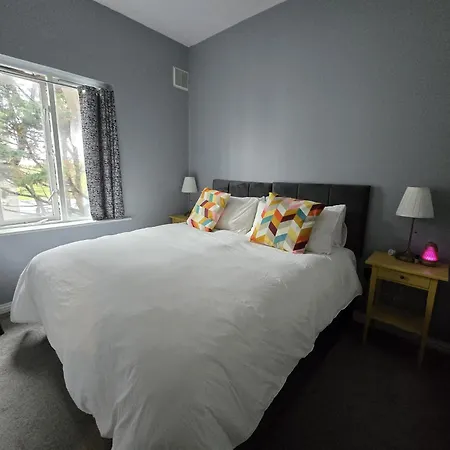1 Minute To Everywhere! Centre Apartment *